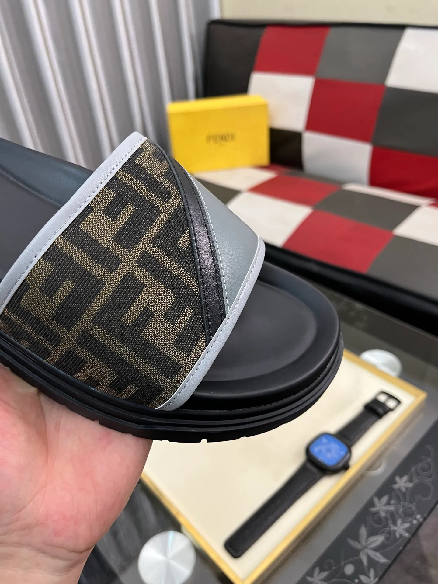 Men's men's shoes💰320⌚️⌚️FENDI Fendi slippers and sandals are shipped💄How can this summer be without the blessing of little monsters💄Original imported special hardware decorative pattern➕Original private model outsole! Details determine success or failure, good quality is not afraid of magnifying details! It feels super comfortable on your feet! This summer you need a pair of trendy, cool and comfortable sandals👣 Standard size: 38-443️⃣Colors available
